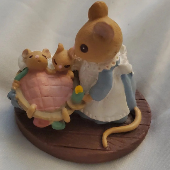 Forest Friends Mice All Tucked In Mom & Babies Sleeping in Walnut Shell AVON - Picture 3 of 11
